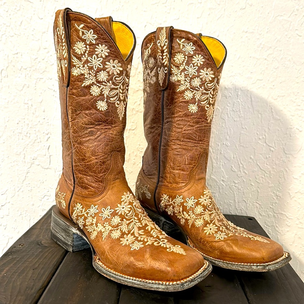 Women’s Embroidered square toe Boot